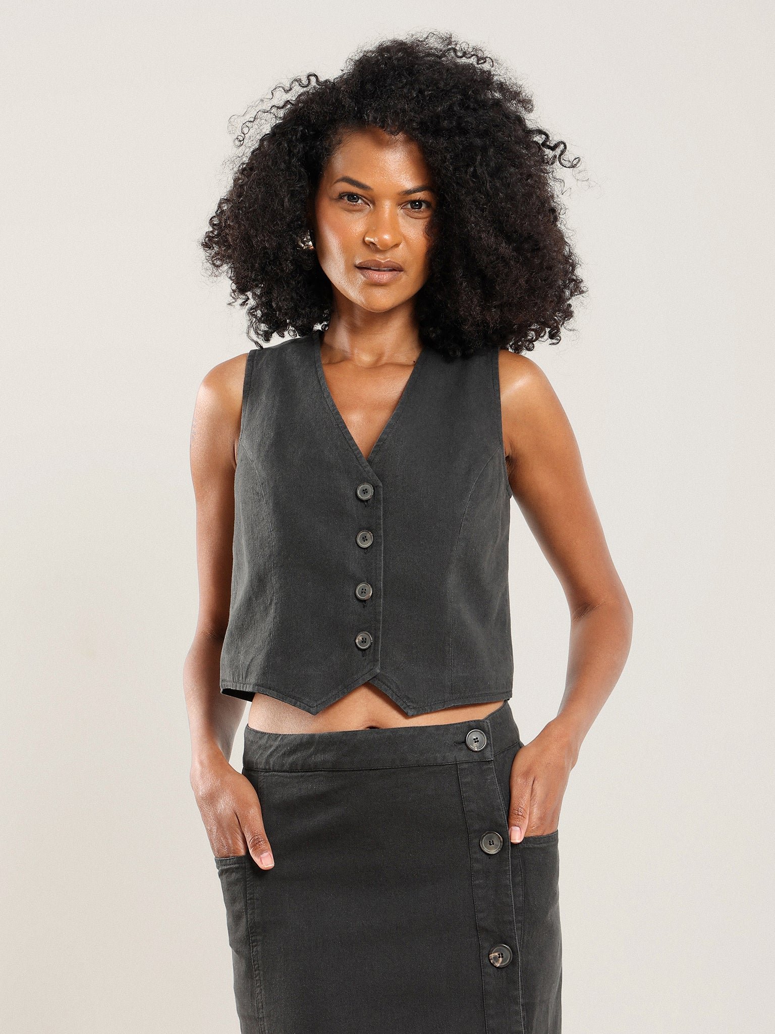 Charlie Short Vest in Nile Silt