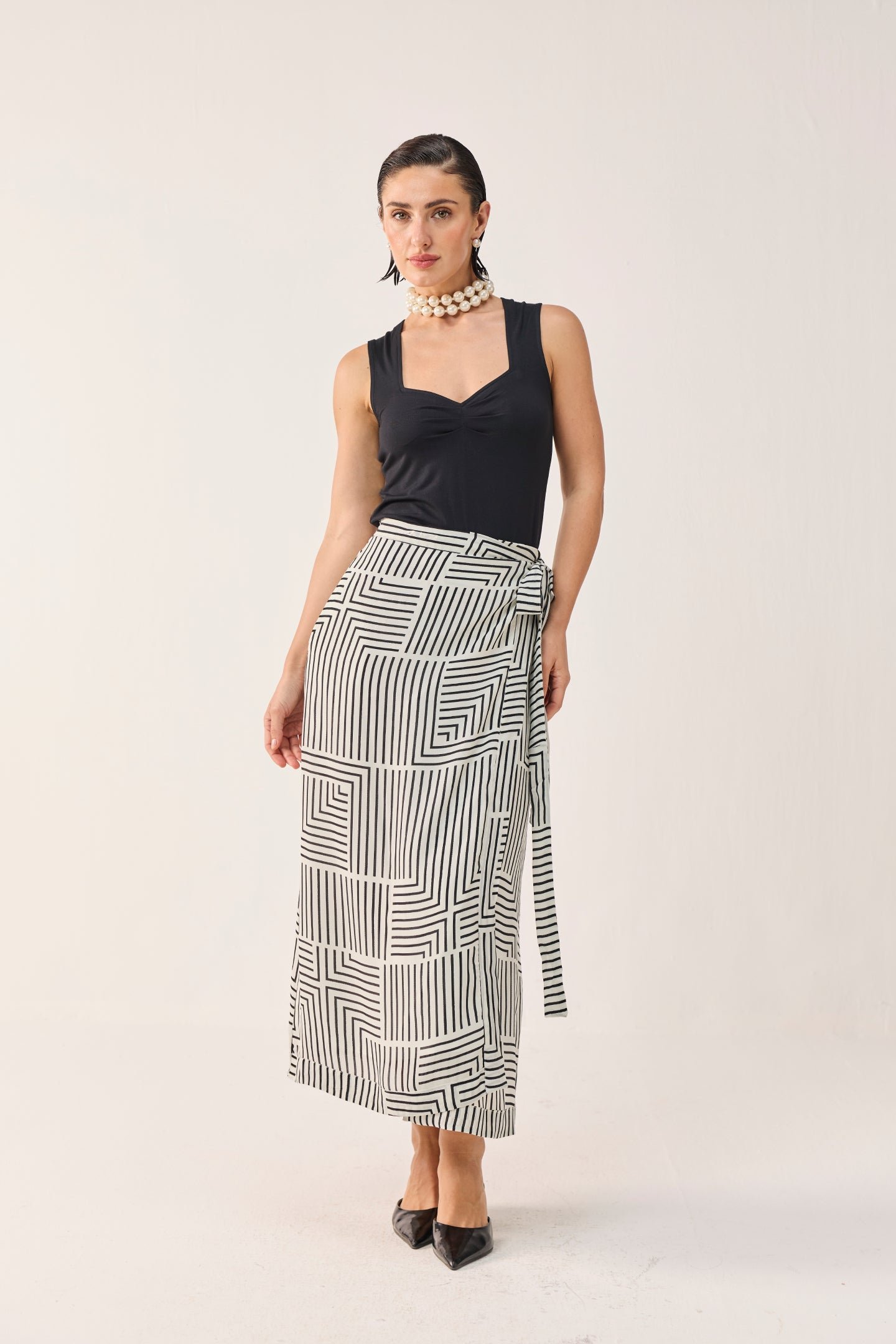 Regular Sweetheart Neck Top in Black - Image 5
