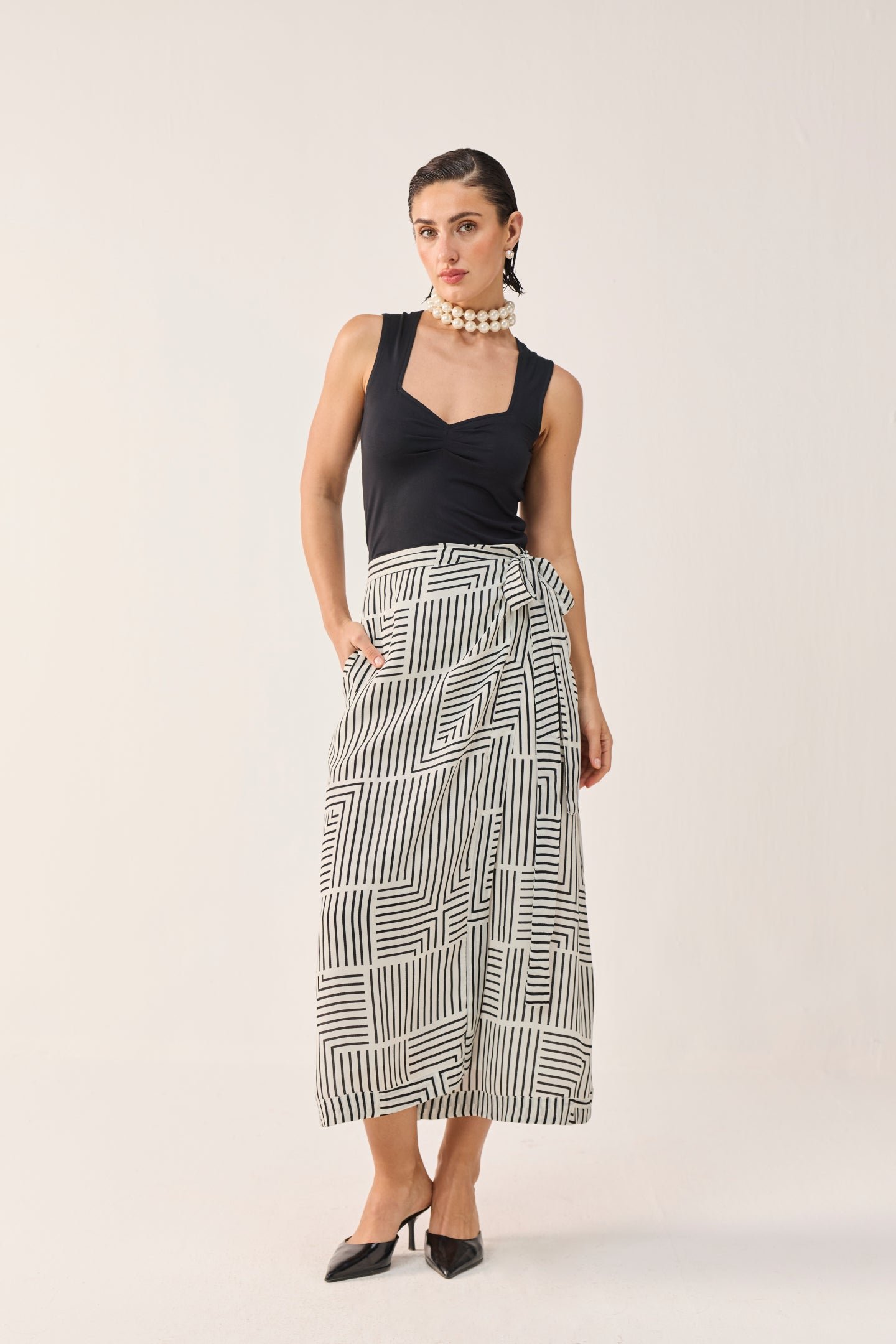 Regular Sweetheart Neck Top in Black