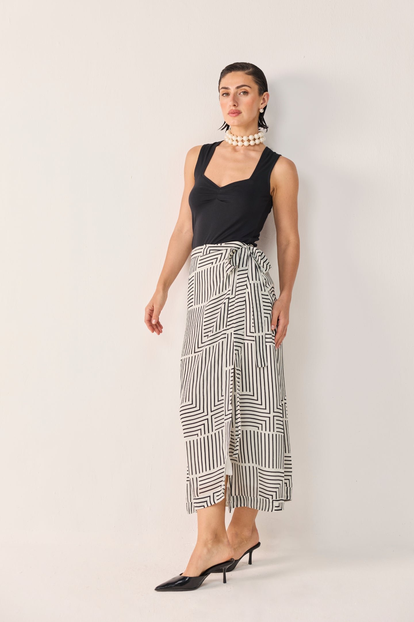 Regular Sweetheart Neck Top in Black - Image 3