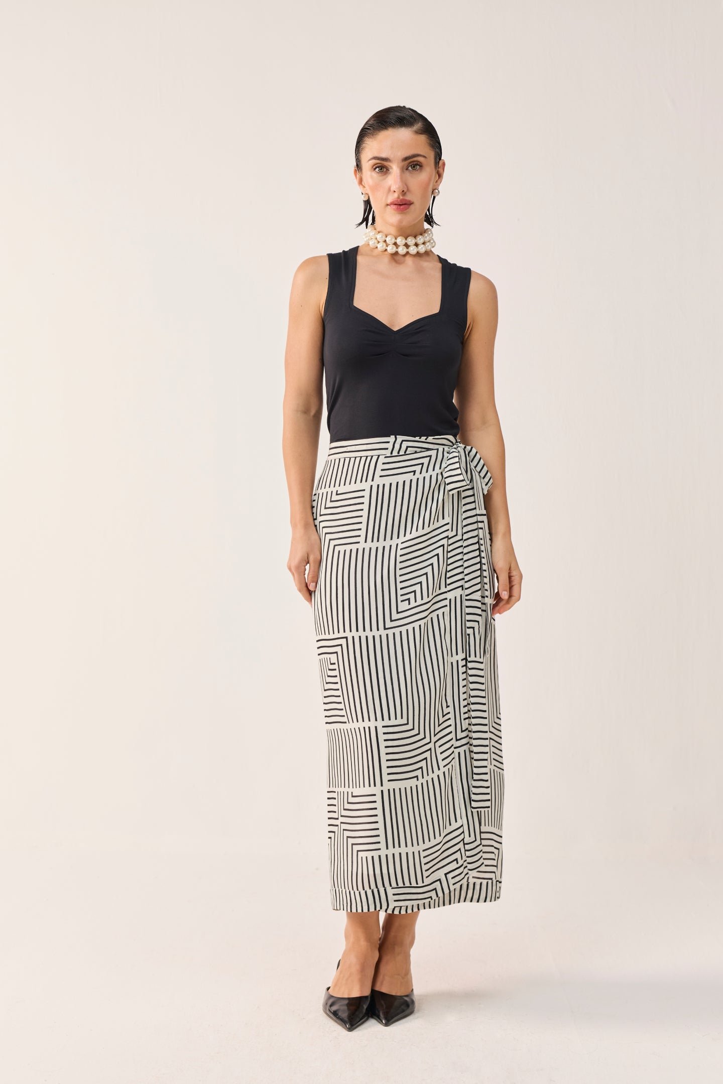 Regular Sweetheart Neck Top in Black - Image 4