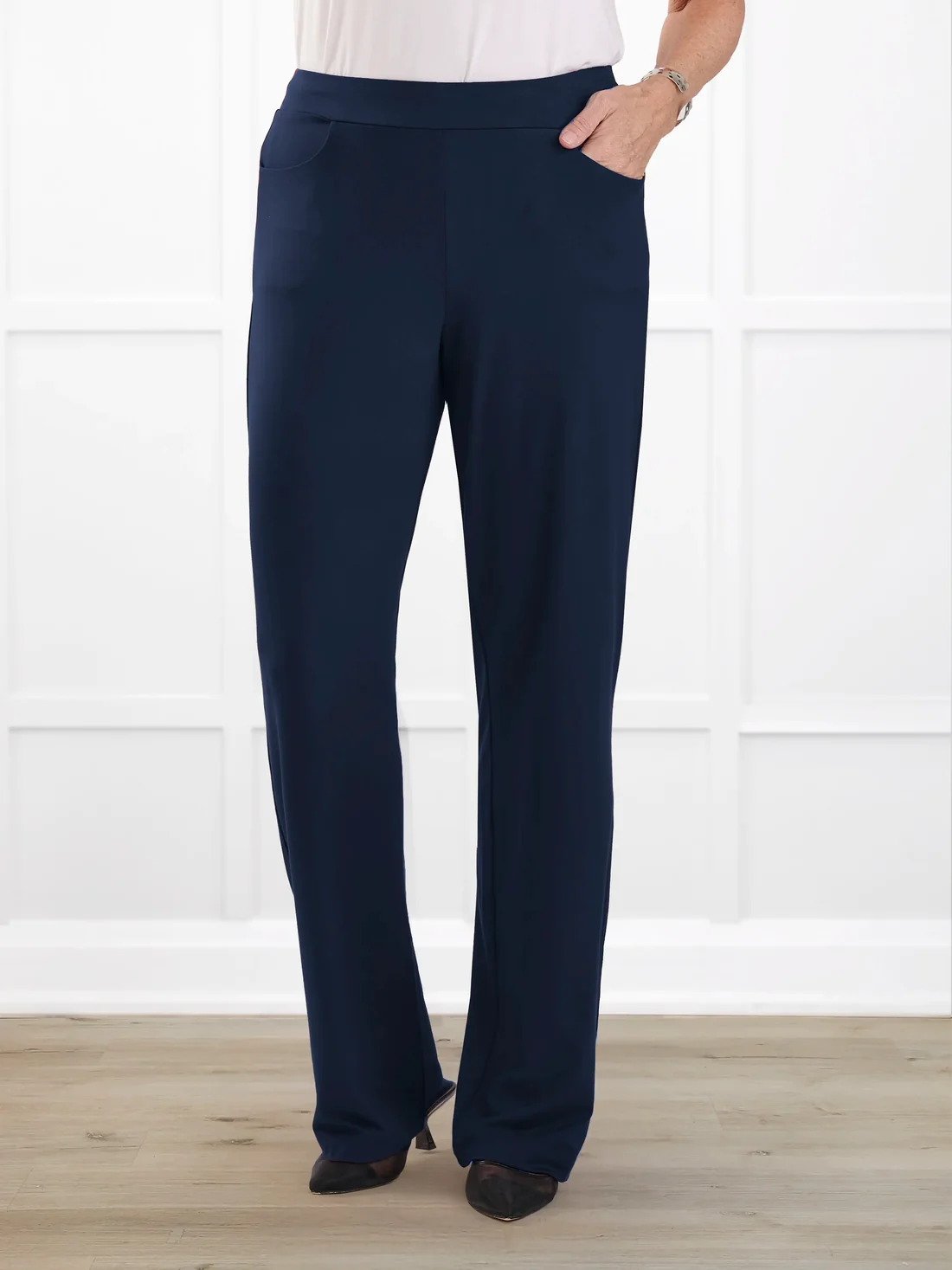 Avalynn mid-rise straight leg pant in Navy
